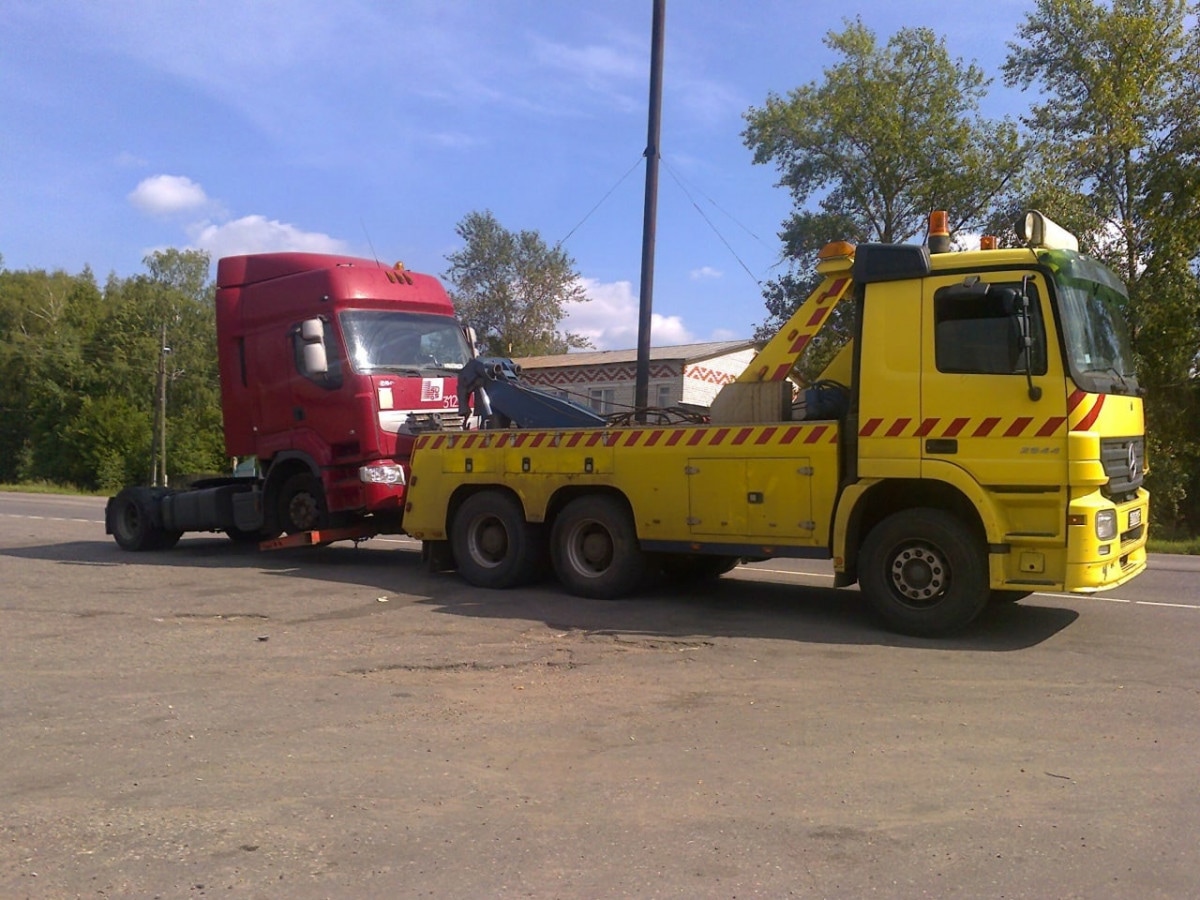 Грузовой эвакуатор Mercedes-Benz Atego в аренду Астрахани круглосуточно -  низкая цена